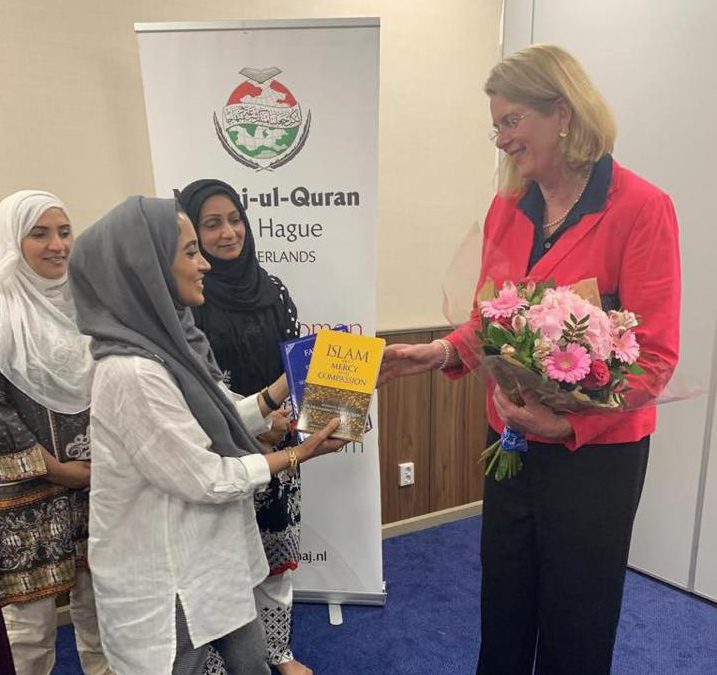 Bezoek van de burgemeester van Den Haag bij Minhaj-ul-Quran